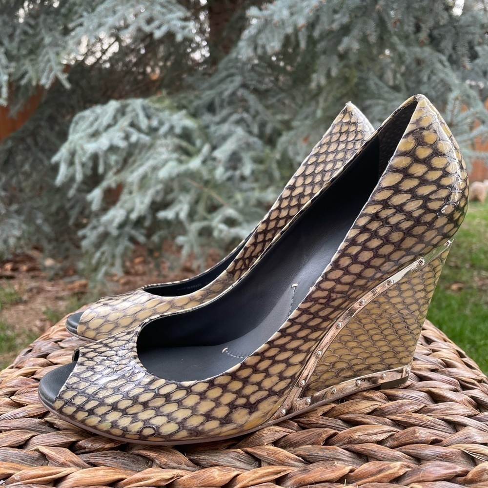 Snake Print Sexy Patent Peep Toe 4” Wedge Silver Trim & Stud Detail Size 9.5